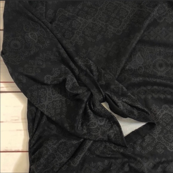 *3 for $30* Black Patterned 3/4 Tab Sleeve Blouse - Picture 2 of 5